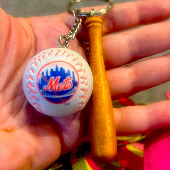 Brand new New York Mets baseball and bat keychains will make a good offer for50+ - Picture 1 of 2